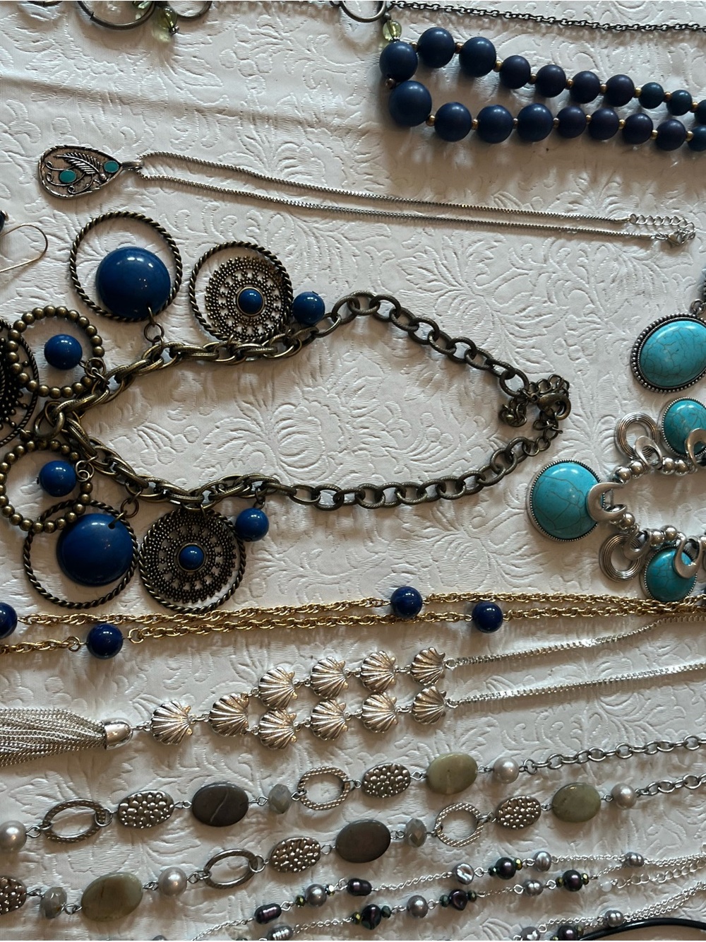 5.15lbs of variable /styles of mostly necklaces, some earrings and bracelets.